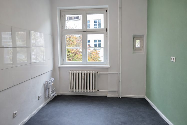 Fachgerechte Malerarbeiten in Küche mit neuem Fliesenspiegel und neuen Bodenbelag, Gang und Schließbar gemachten Fenster in Berlin Mitte