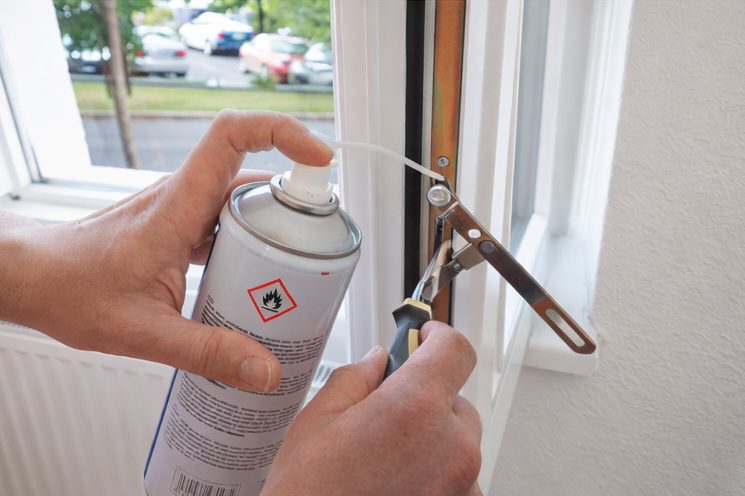 Fachgerechte Fensterwartung mit Einstellung der Mechanik und fetten der Beschläge und Mechanik
