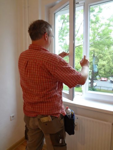 Fachmann führt fachgerechte Fensterwartung durch und stellt die Mechanik in Berlin Friedrichshain in Berlin Mitte ein