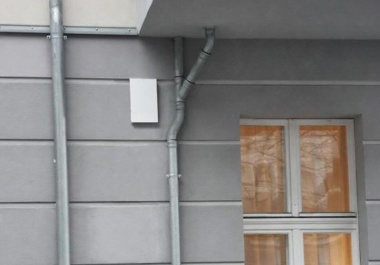 Außenansicht einer dezentralen Lüftungsanlage mit Wärmerückgewinnung