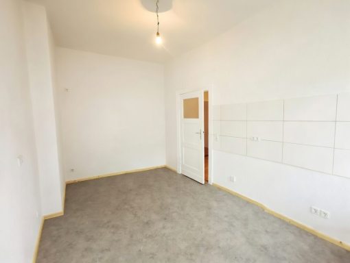 Fachgerechte Malerarbeiten in Küche mit Fliesenspiegel und neu verlegtem Fußbodenbelag in Berlin Friedrichshain