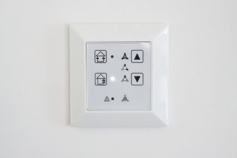 Steuereinheit eines dezentralen Lüftungssystems mit Wärmerückgewinnung