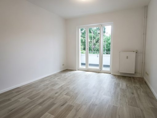 Fachgerechte Malerarbeiten im Wohnzimmer mit großem Fenster und lösemittelfrei verklebtem CV-Belag in Berlin Friedrichshain