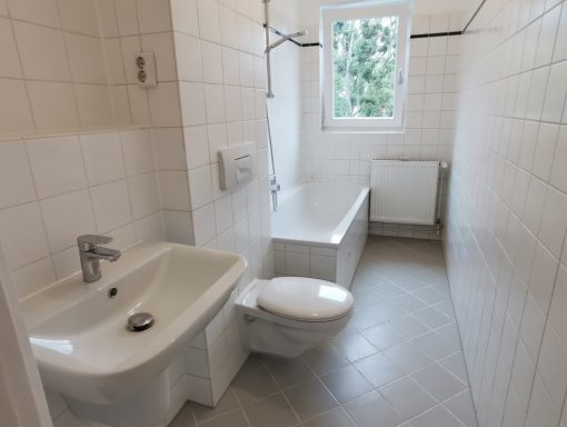 Grundgereinigtes Bad mit Silikatfarbensystem gestrichen, neuem Waschtisch und WC